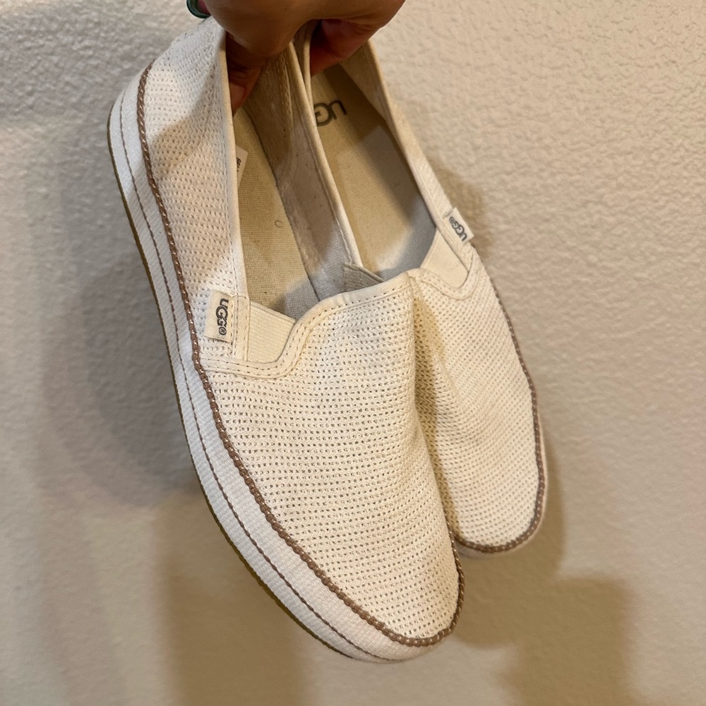 Good used condition size 9 Ugg Women’s Bren Slip Ons. Minimal wear/markings.